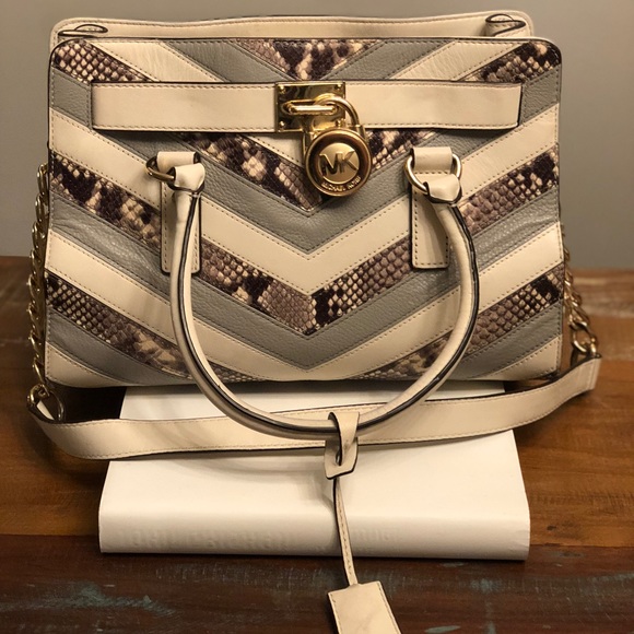 Michael Kors Handbags - Micheal Kors Jet Set Addition Medium Satchel- used